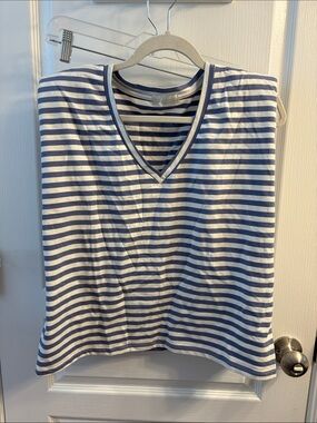 Q2 Striped V-Neck Muscle Tee in Navy and White
